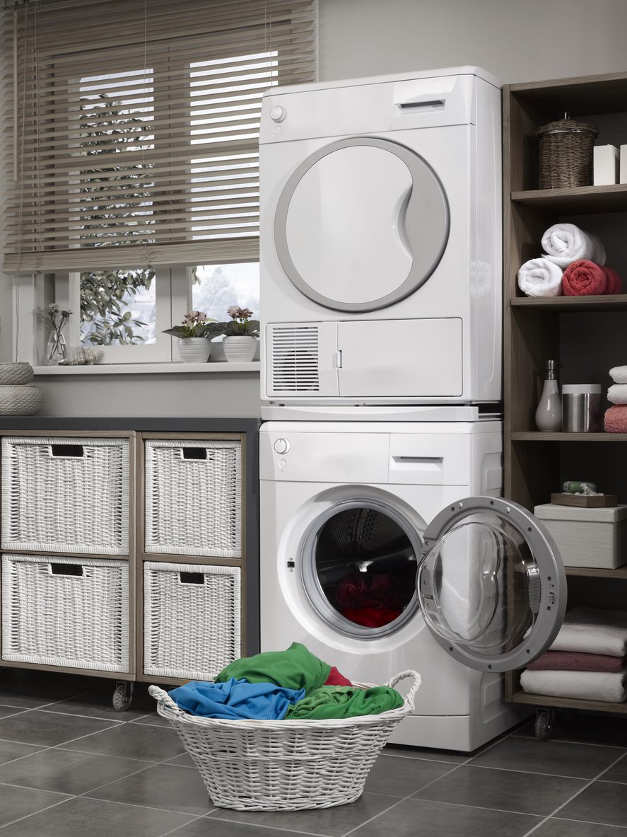 Çamaşır makinesi üzerine çamaşır kurutma makinesi monte etmek.