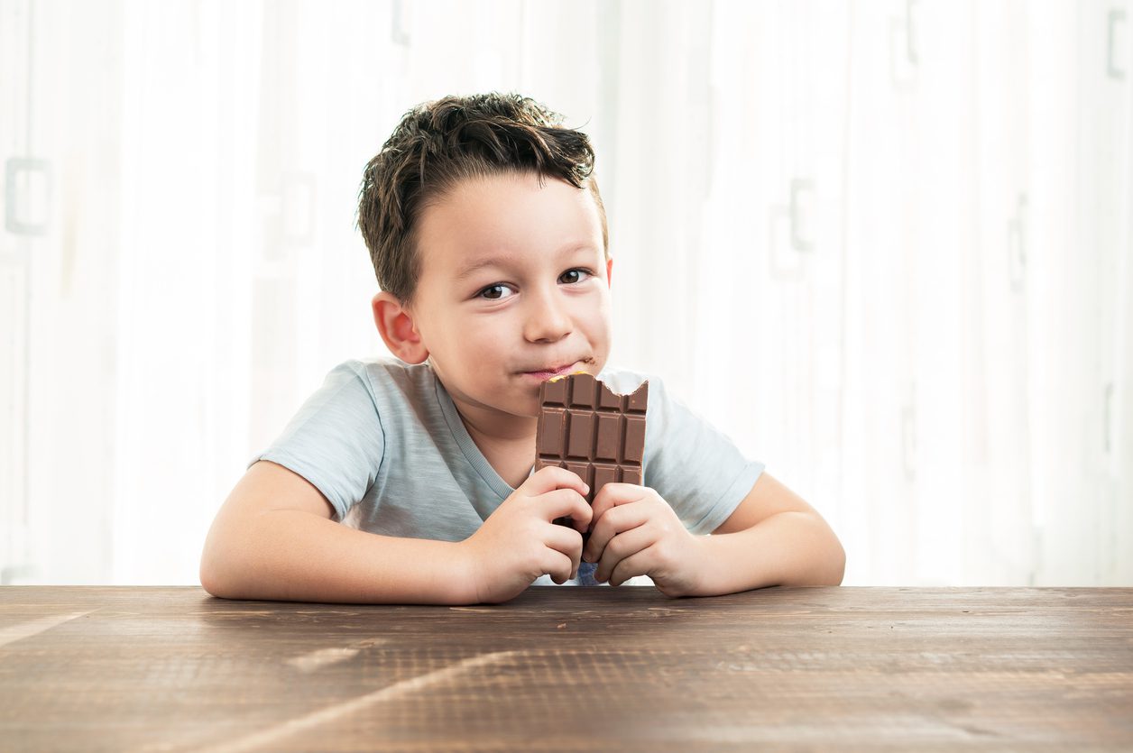 Çikolata yiyen çocuk