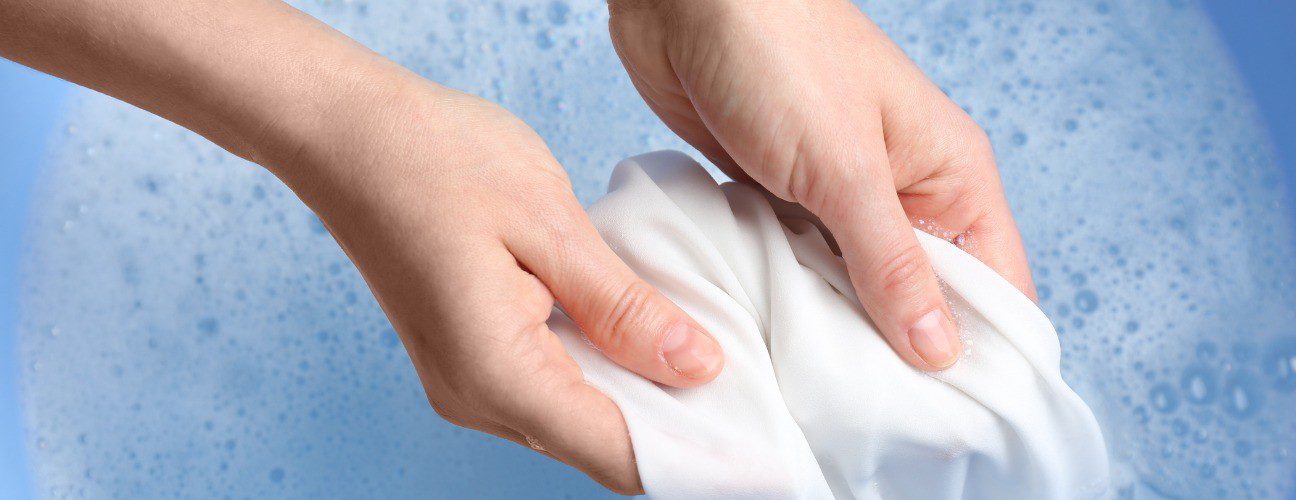 Beyaz Kıyafetten &Ccedil;amaşır Suyu Lekesi Nasıl &Ccedil;ıkar?