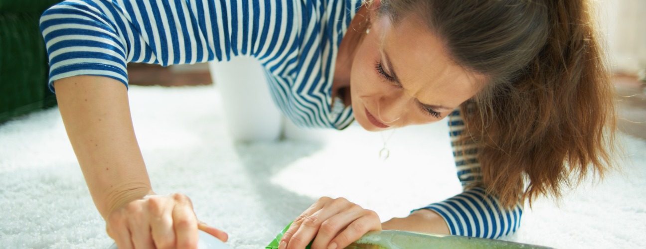 halıdan &ccedil;amaşır suyu lekesi nasıl &ccedil;ıkar