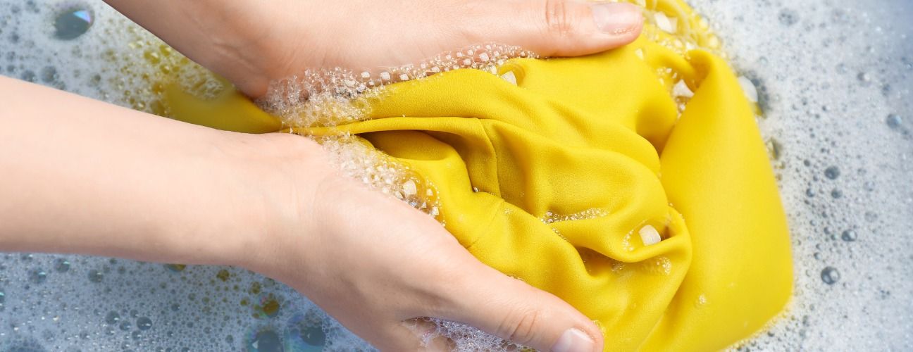 renkli kıyafetten &ccedil;amaşır suyu lekesi nasıl &ccedil;ıkar