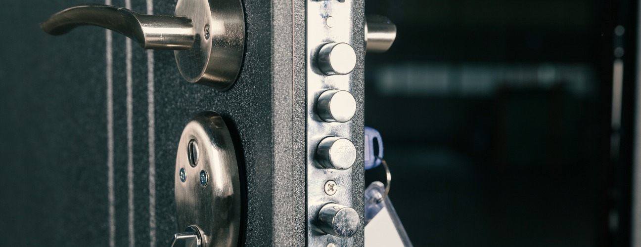 &Ccedil;elik Kapı Kullanımı: Nasıl A&ccedil;ılır? Nasıl Takılır?