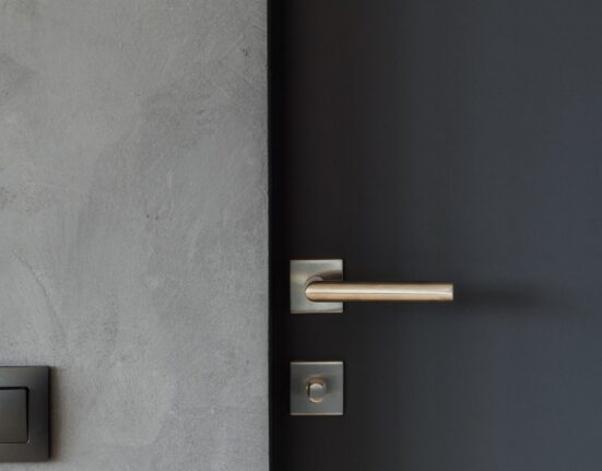 &Ccedil;elik Kapı Kullanımı: Nasıl A&ccedil;ılır? Nasıl Takılır?