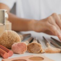 Makyaj Fır&ccedil;aları Nasıl Temizlenir?